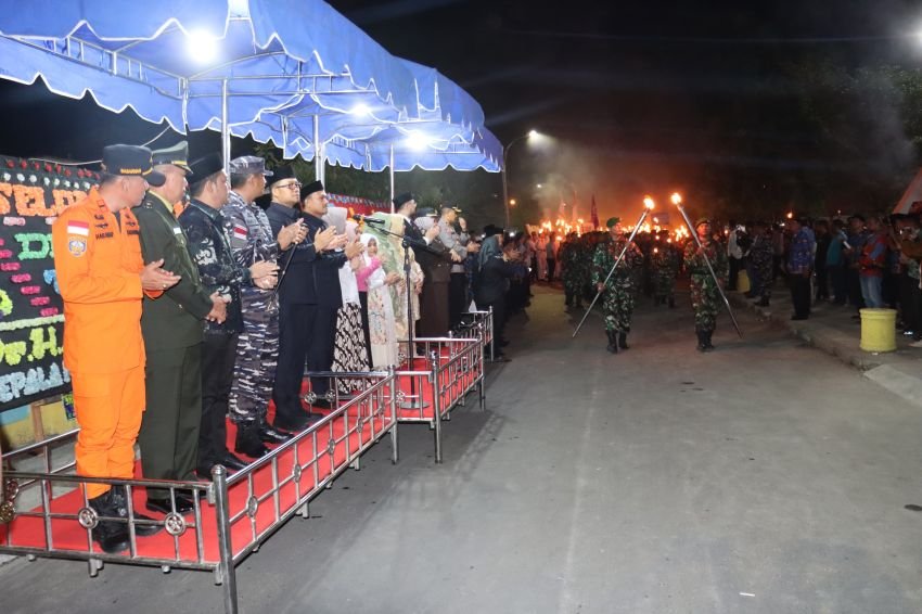 Semarak Pawai Obor HUT Ke-80 RI Terangi Jalanan Kota Tanjungbalai