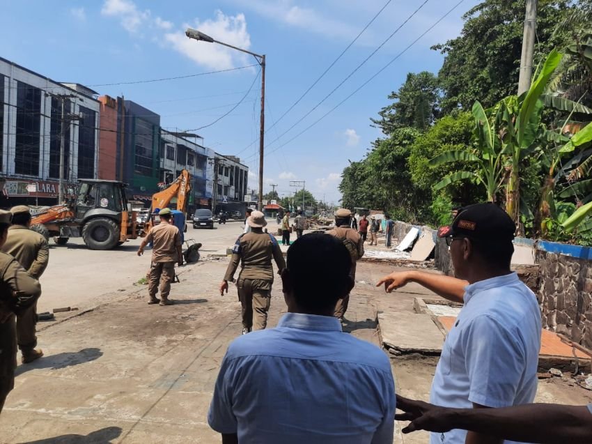 Tim Gabungan Tertibkan Bangunan PKL dan Aktifkan Saluran Drainase di Tanjungmorawa