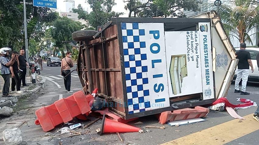 Pos Lalulintas di Simpang Jalan Sudirman Dibalikkan Massa Pendemo