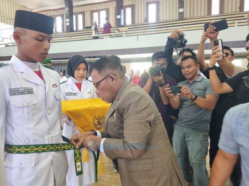 Bupati Tapteng Kukuhkan Anggota Pasukan Pengibar Bendera Pusaka