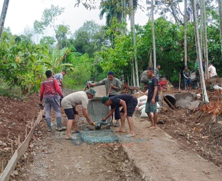 Satgas TMMD Terus Kebut Pengerjaan Rabat Beton Jalan Pertanian Warga