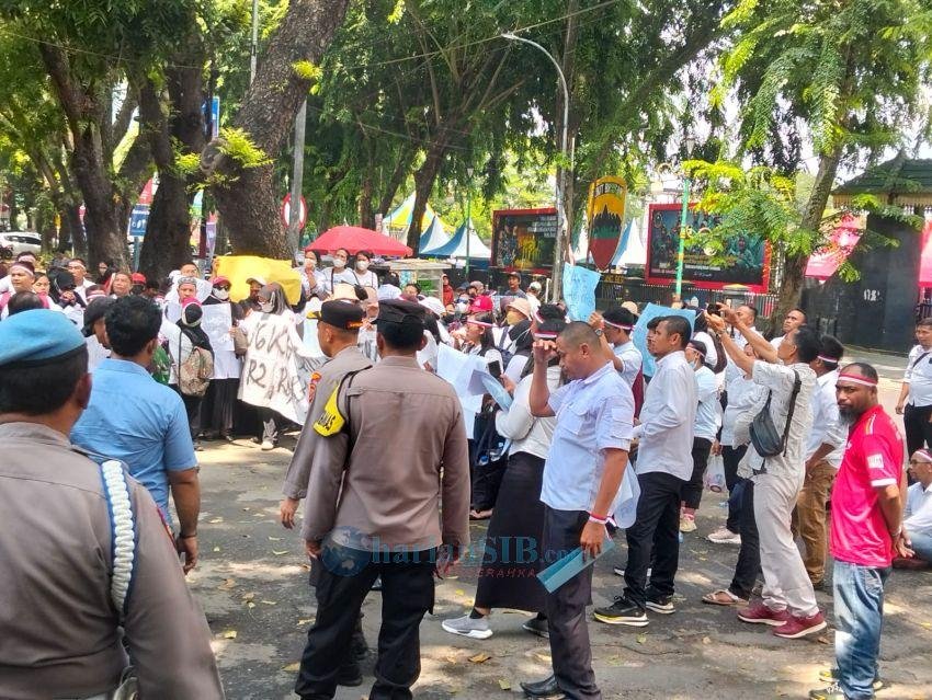 Seratusan Guru SMA/SMK dan SLB di Sumut Unjuk Rasa ke DPRD SU, Tuntut Pengangkatan Jadi PPPK