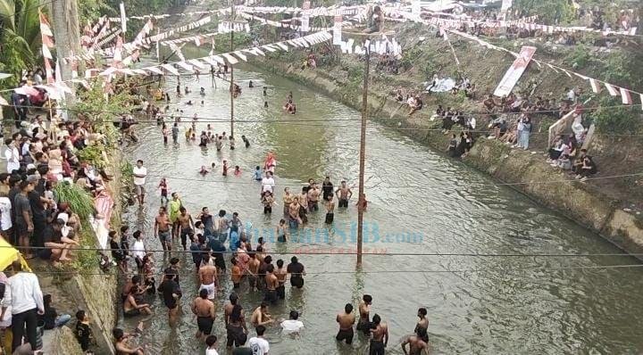 Ratusan Warga Binjai Meriahkan Lomba Panjat Pinang di Sungai Mencirim