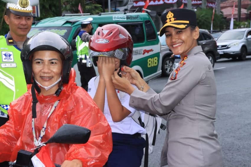 Sambut HUT ke-80 RI, Kapolres Pematangsiantar Bagikan Helm dan Bendera Merah Putih ke Pengendara