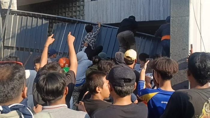 Rumah Anggota DPR Ahmad Sahroni Digeruduk Massa di Tanjung Priok, Isinya Dijarah Mobil Dihancurkan