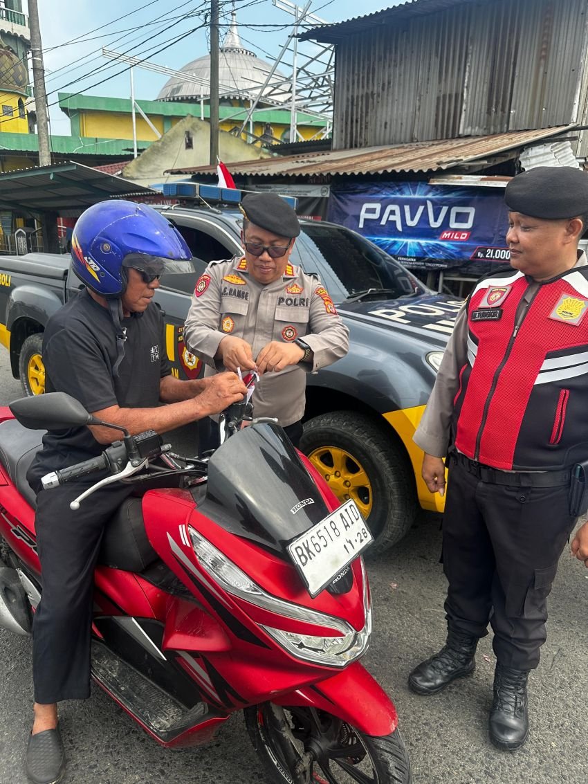 Jelang HUT ke-80 Kemerdekaan RI, Polres Belawan Bagikan Bendera Merah Putih