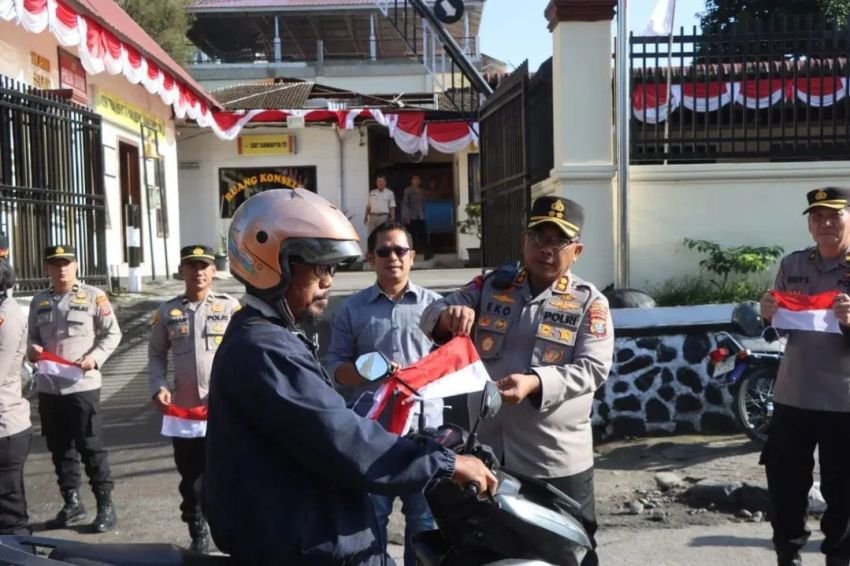 Kapolres Tanah Karo Bagikan Bendera Merah Putih kepada Pengendara
