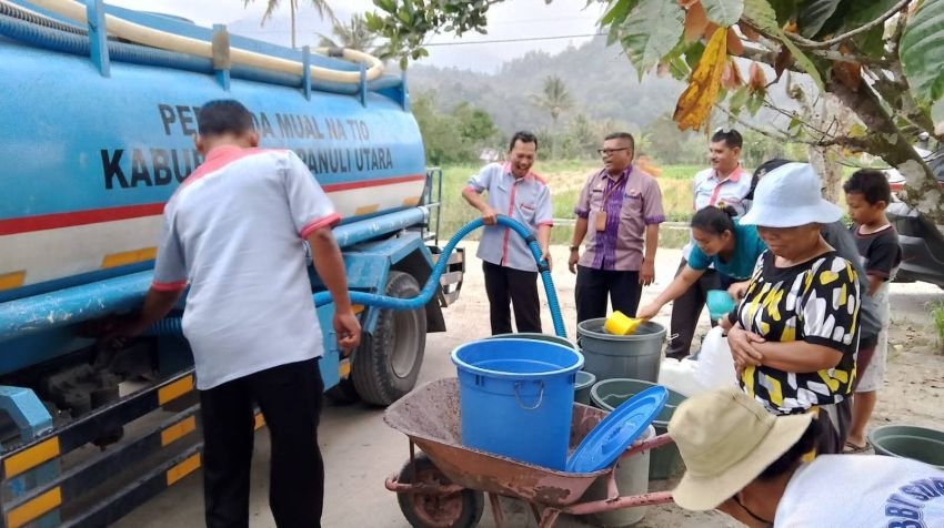 Kemarau, Warga Taput Dapat Bantuan Air Bersih
