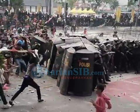 Pendemo Pukuli Polisi Bertameng saat Demo di DPRD Sumut