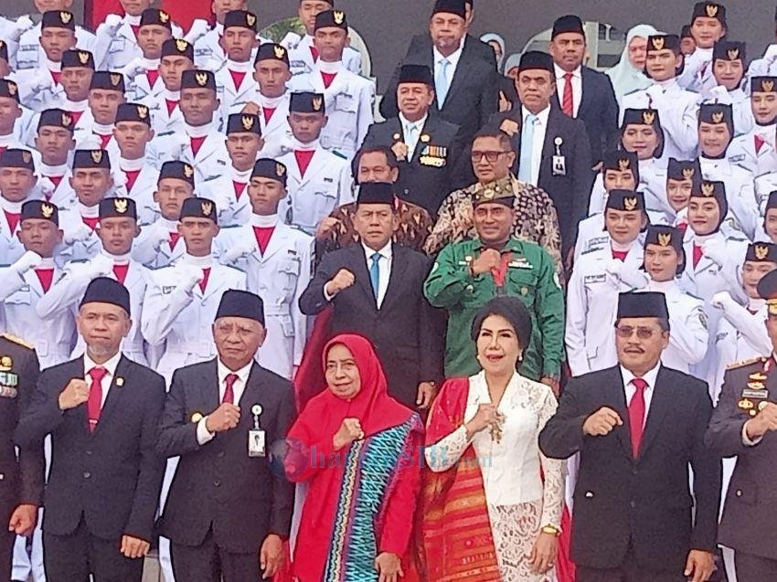 Wagub Serahkan Hadiah Kepada Desa dan Kelurahan Terbaik di Sumut