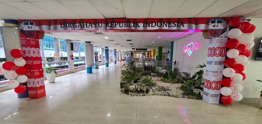 Semarakkan HUT RI, KAI Sumut Pasang Atribut Merah Putih di Stasiun dan Lokomotif