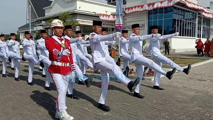 Tangis Haru Paskibra Pecah Usai Kibarkan Bendera Merah Putih di Simalungun