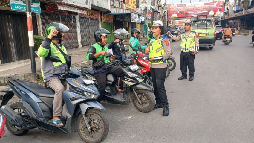 Sat Lantas Polres Pematangsiantar Edukasi Pengemudi Ojol di Pasar Horas