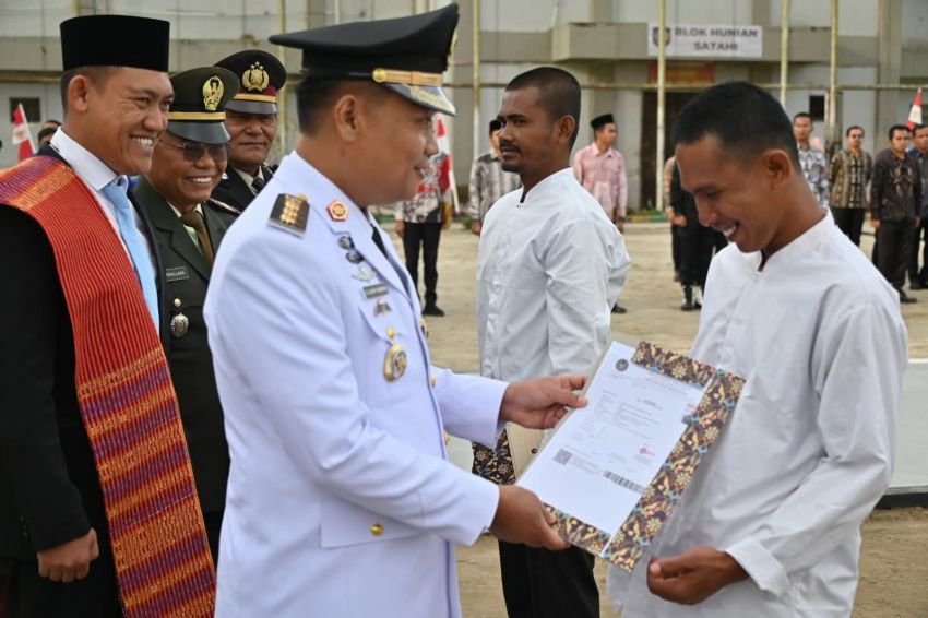 Rayakan HUT ke-80 RI di Rutan, Bupati Humbahas Serahkan SK Remisi dan Pengurangan Masa Tahanan