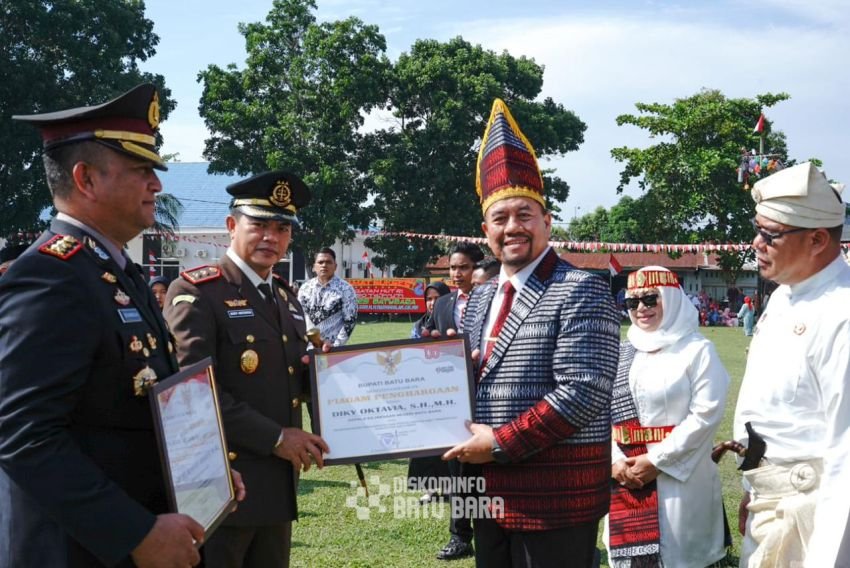 HUT ke-80 RI, Bupati Serahkan Piagam Penghargaan kepada Kapolres dan Kajari Batubara
