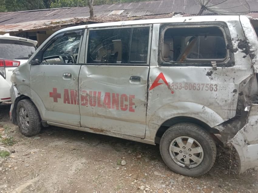 Mobil Innova Tabrak Ambulance di Lumbanjulu Toba