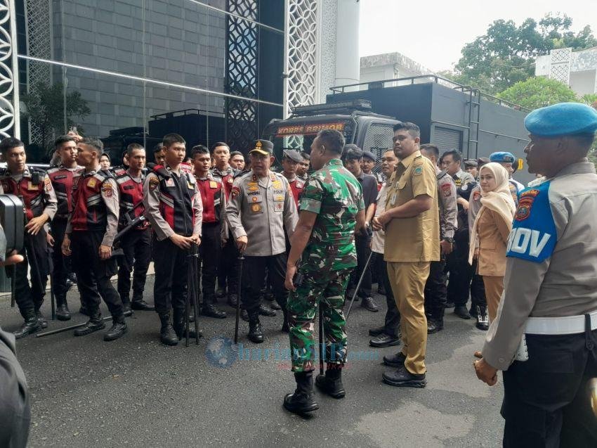 Gubernur, Pangdam I/BB, Kapolda, Ketua DPRD SU Tinjau Pasukan Pengaman Unjuk Rasa di DPRD SU