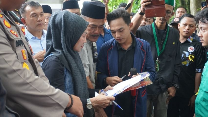 Ratusan Masyarakat Masih Datangi DPRD Langkat, Desak Pemecatan Oknum Anggota DPR