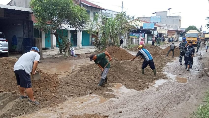 Soal Jalan Simpang Tanah Abang Galang, Pemkab Deliserdang Bantu Ratakan Badan Jalan