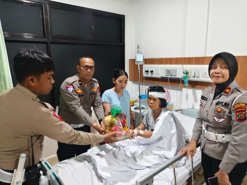 Sambut HUT ke 70 Polantas, Kasat Lantas Bersama Personel Jenguk Korban Lalakantas