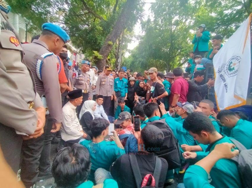 Massa Mahasiswa Hening Cipta di Depan Gedung DPR SU Hormati Rekan Mereka yang Gugur