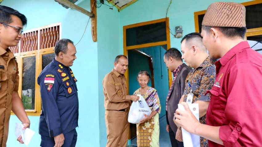 Baznas Tanjungbalai Distribusikan Bantuan Bagi Para Lansia