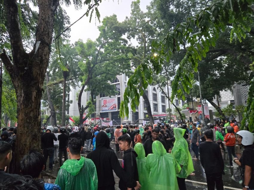 Hujan Berhenti, Pendemo Tetap Bertahan di DPRD Sumut