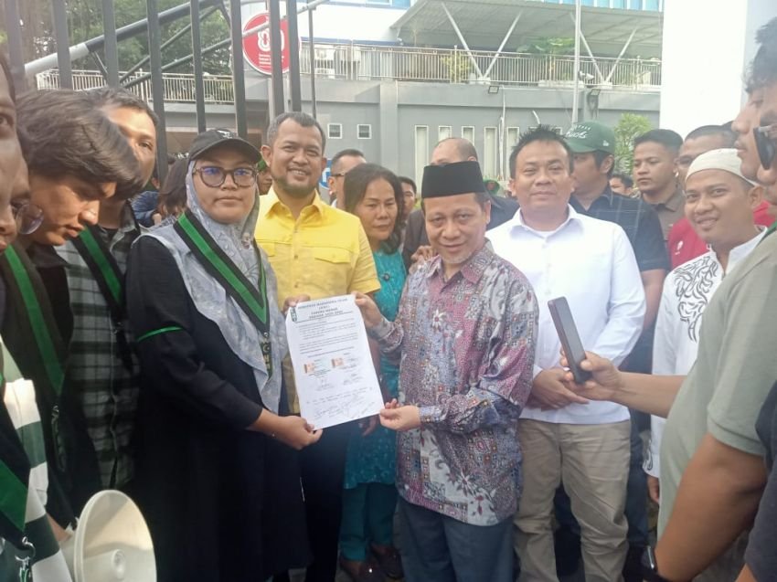 Massa HMI dan DPRD Medan Tandatangani Evaluasi Kinerja