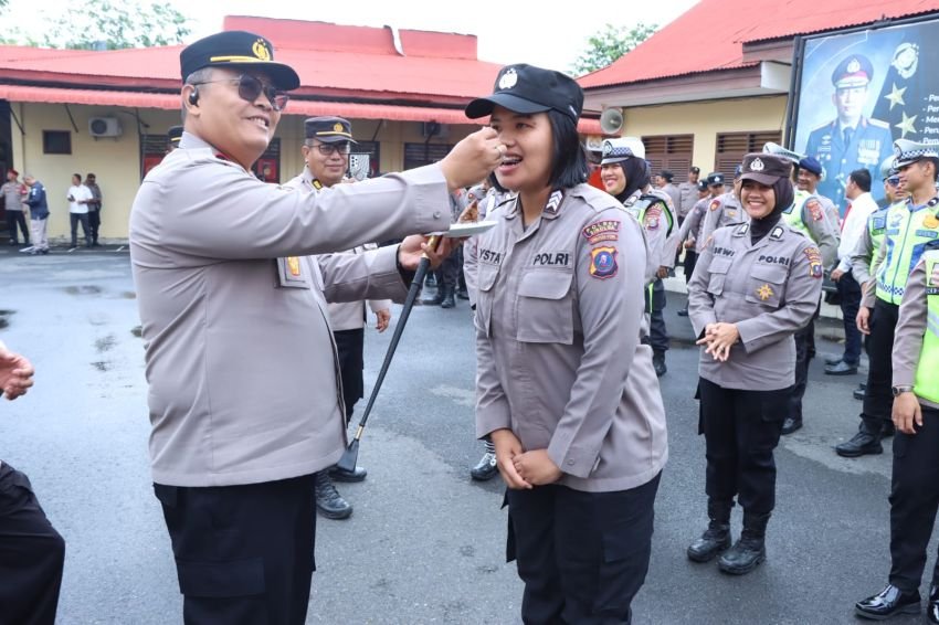 HUT ke-77 Polwan, Kapolres Sibolga Berikan Kue Ulang Tahun