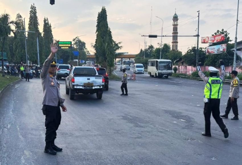 Polsek Tanjungmorawa Rutin Giat Gatur di Simpang Gerbang Tol