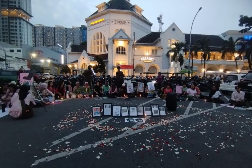 Warga Nyalakan Lilin dan Tabur Bunga untuk 10 Korban Unjuk Rasa