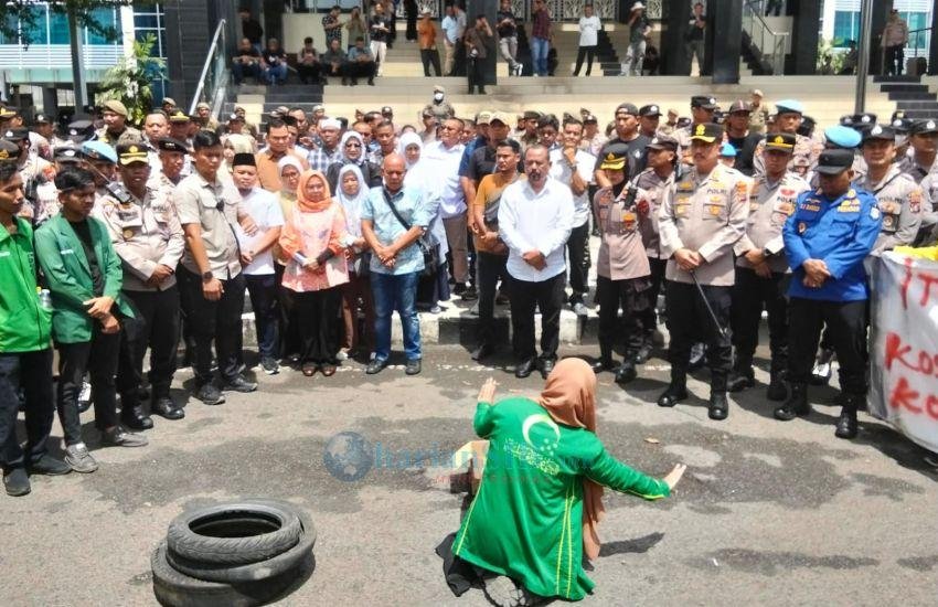 Demo Kantor DPRD, Lantunan Sholawat dan Tarian Tradisional Iringi Aksi Unjukrasa Mahasiswa di Binjai
