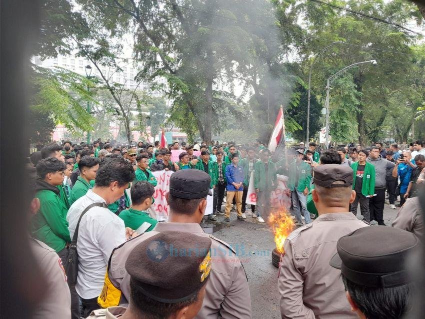 Massa Mahasiswa Bakar Ban Bekas di DPRD SU Kecam Keras Menteri Lecehkan Guru