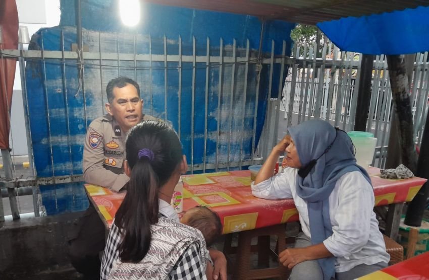 Polsek Siantar Timur Antarkan Anak di Bawah Umur yang Bawa Bayinya ke Rumah Orangtuanya